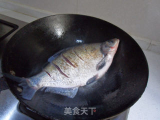 干烧鲳鱼的做法步骤：3
