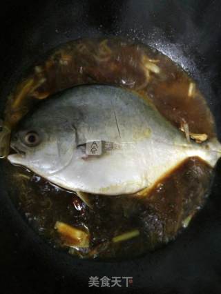 酱烧鲳鱼的做法步骤：4