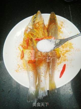 香煎沙丁鱼的做法步骤：2