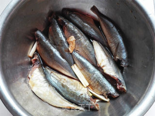 #妈妈的味道#焖酥鱼的做法步骤：2
