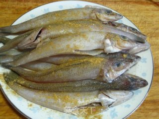 干煎沙丁鱼的做法步骤：2