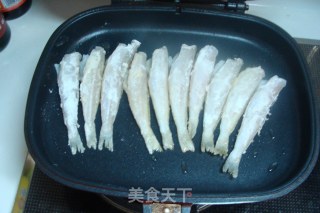 香煎沙丁鱼的做法步骤：2