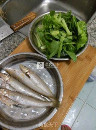 芹菜沙丁鱼的做法步骤：1