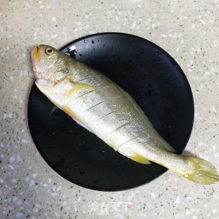烧黄花鱼的做法步骤：1