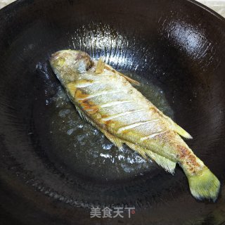 烧黄花鱼的做法步骤：5