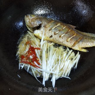 烧黄花鱼的做法步骤：6