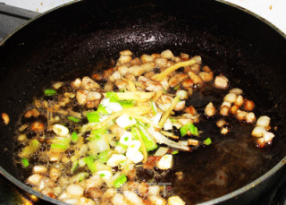 肉丁榨菜烧黄花鱼的做法步骤：7
