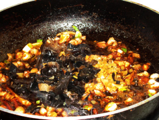 肉丁榨菜烧黄花鱼的做法步骤：8