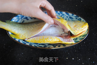 山黄皮焖黄花鱼的做法步骤：2