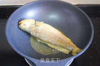 山黄皮焖黄花鱼的做法步骤：5