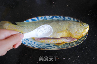 山黄皮焖黄花鱼的做法步骤：3