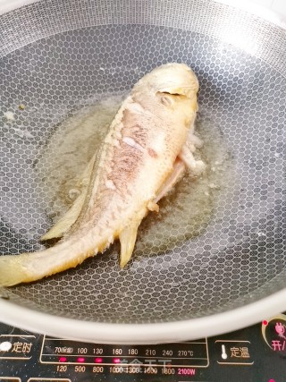 剁椒黄花鱼的做法步骤：4