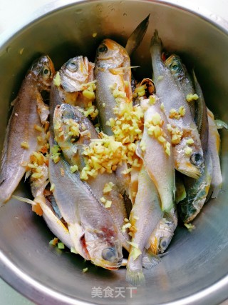 豆豉焖小黄花鱼的做法步骤：2