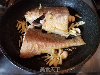 酱烧黄花鱼的做法步骤：7