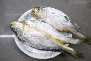 酸菜炖黄鱼的做法步骤：2