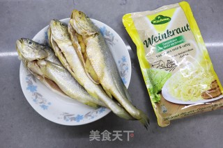 酸菜炖黄鱼的做法步骤：1