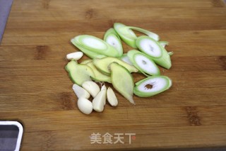 酸菜炖黄鱼的做法步骤：3
