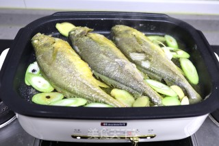 酸菜炖黄鱼的做法步骤：5