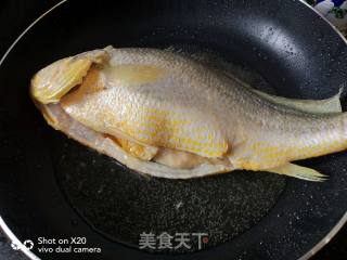 平底锅炖大黄花鱼的做法步骤：3