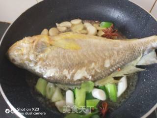 平底锅炖大黄花鱼的做法步骤：4