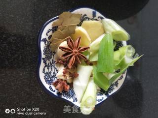 平底锅炖大黄花鱼的做法步骤：2