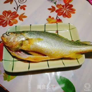 干煎黄花鱼的做法步骤：1