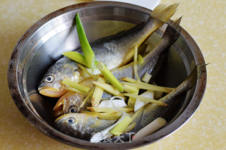 香煎黄花鱼的做法步骤：2