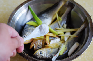 香煎黄花鱼的做法步骤：4