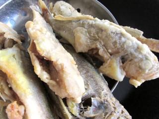 香炸小黄花鱼的做法步骤：5