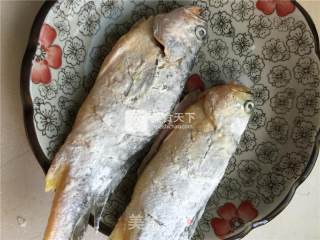 腊肠焖黄花鱼的做法步骤：3