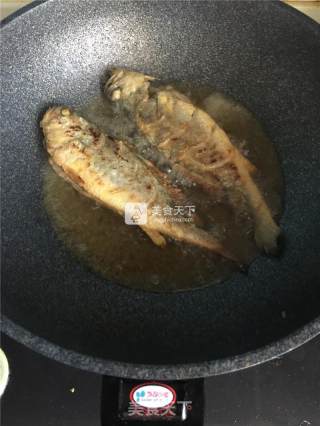 腊肠焖黄花鱼的做法步骤：4