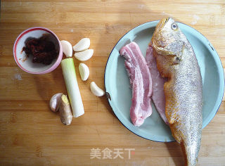 【天津】干烧黄花鱼的做法步骤：1