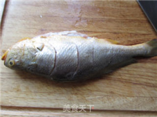 酱焖黄花鱼的做法步骤：1