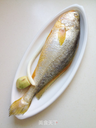 宴客菜——椒盐大黄鱼的做法步骤：1