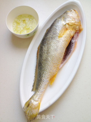 宴客菜——椒盐大黄鱼的做法步骤：2