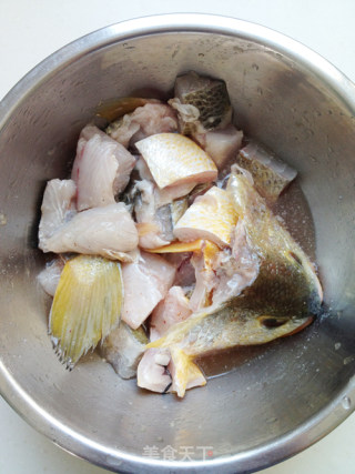 宴客菜——椒盐大黄鱼的做法步骤：4
