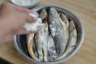 酥香小黄花鱼的做法步骤：4