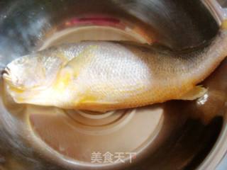 【鲁菜】--红烧黄鱼的做法步骤：1