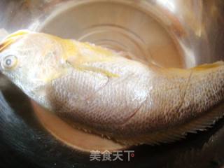 【鲁菜】--红烧黄鱼的做法步骤：2
