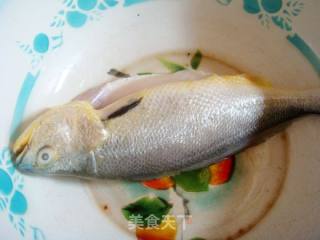【粤菜】--糖醋黄花鱼的做法步骤：2