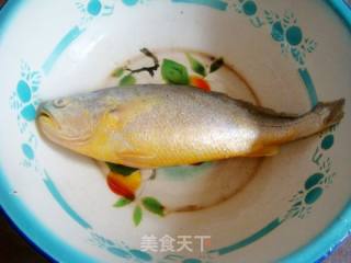【粤菜】--糖醋黄花鱼的做法步骤：1