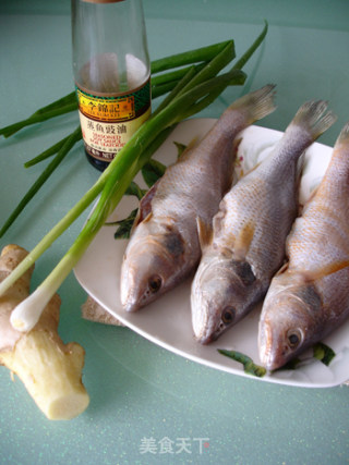 【粤菜】--广式清蒸黄鱼的做法步骤：1