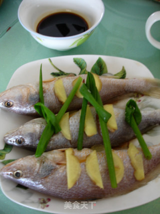 【粤菜】--广式清蒸黄鱼的做法步骤：3