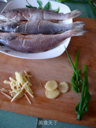 【粤菜】--广式清蒸黄鱼的做法步骤：2