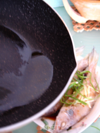 【粤菜】--广式清蒸黄鱼的做法步骤：9