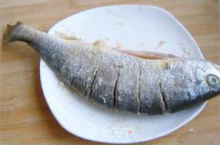鲁菜中的经典之味——酱焖黄花鱼的做法步骤：2