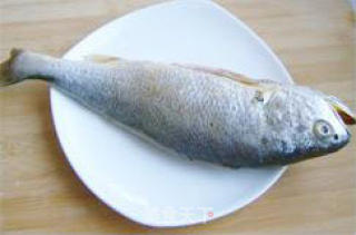 鲁菜中的经典之味——酱焖黄花鱼的做法步骤：1
