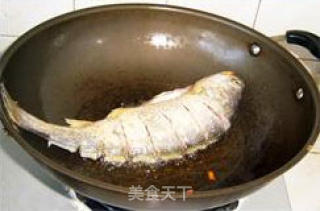 鲁菜中的经典之味——酱焖黄花鱼的做法步骤：4