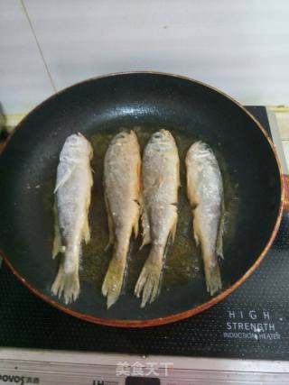 香煎黄花鱼的做法步骤：6