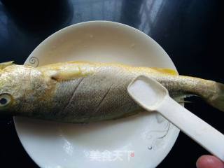 干煎黄花鱼的做法步骤：2